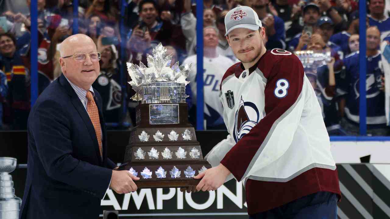 Cale Makar mit der Conn Smythe Trophy.