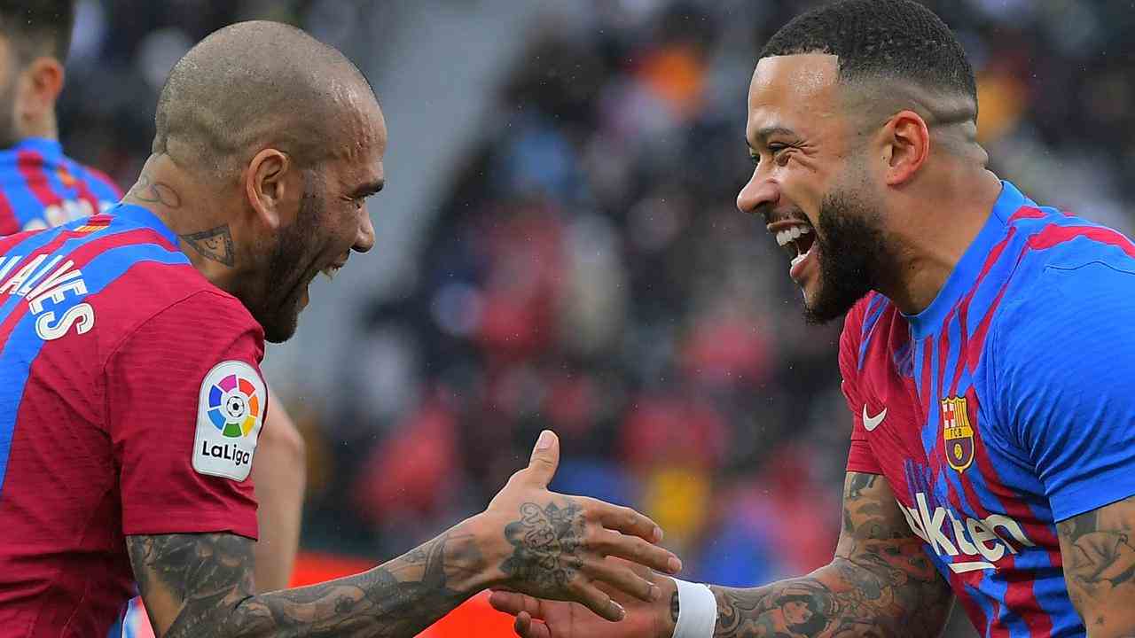 Dani Alves feiert ein Tor von Memphis Depay in einem Spiel gegen Elche.