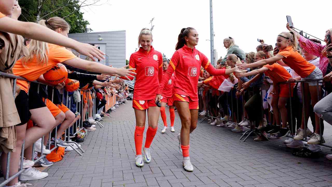 Jackie Groenen und Lieke Martens gehen in einer Kinderhecke zum Trainingsplatz.