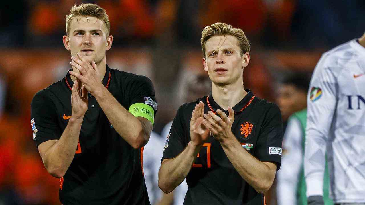 Matthijs de Ligt (links) dankt dem Publikum mit seinem Teamkollegen Frenkie de Jong nach dem 3:2-Sieg in De Kuip.