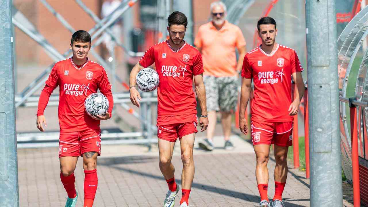 Mehr als einen Monat nach dem letzten Ligaspiel tröpfelten die Spieler in den Trainingskomplex in Hengelo, darunter Torjäger Ricky van Wolfswinkel (Mitte).