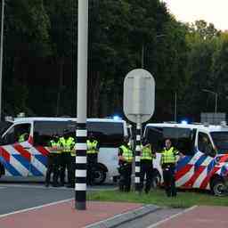 Die Polizei sperrt die Zufahrtsstrasse von Apeldoorn fuer eine „Befreiungsaktion