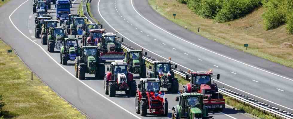 Die Polizei verhaengt auf den Autobahnen Bussgelder gegen Hunderte von