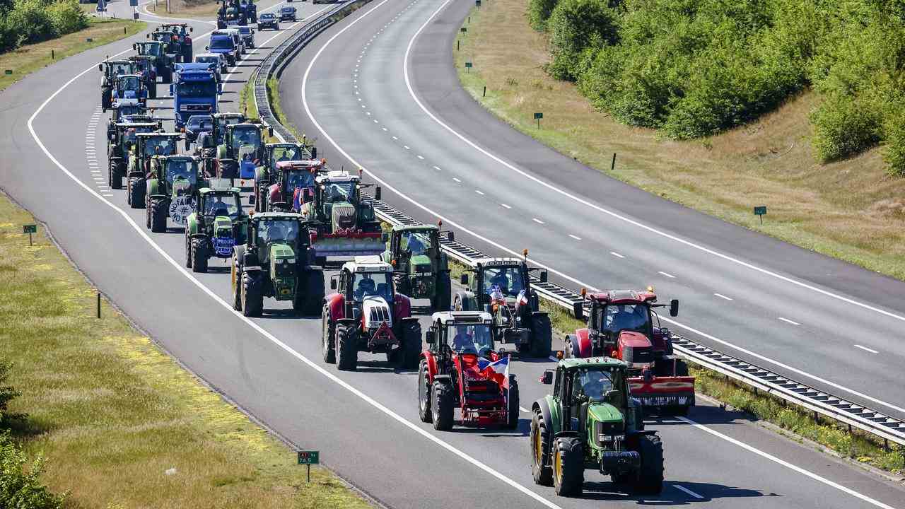 Die Bauern besetzten zeitweise beide Fahrspuren und behinderten den übrigen Verkehr erheblich.