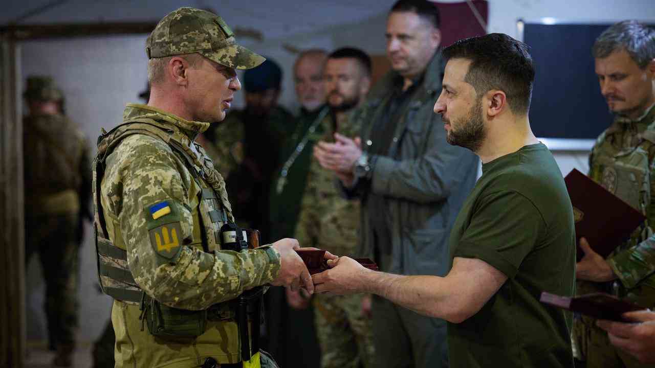 Präsident Wolodymyr Zelensky bei einem Besuch in Mykolajiw.