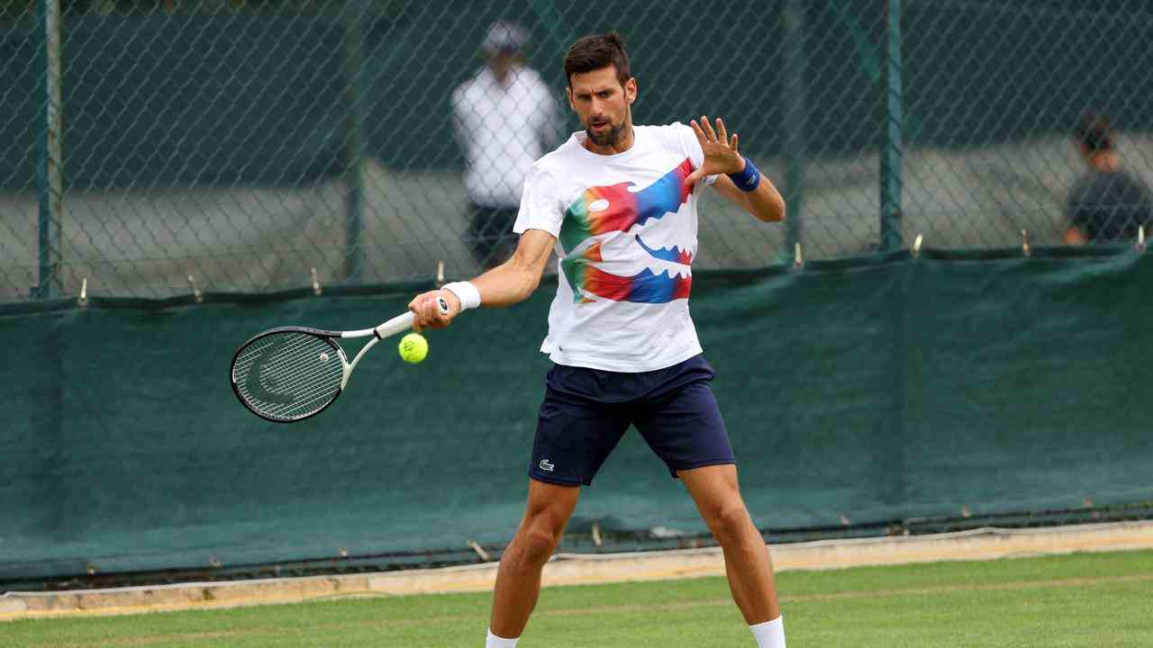 Novak Djokovic trainierte am Samstag auf den Rasenplätzen von Wimbledon.