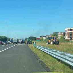 Erhebliche Verzoegerung durch Blockade der A7 bei Drachten durch Landwirte