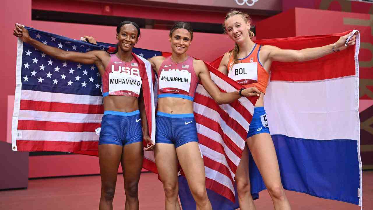 Sydney McLaughlin (Mitte) stand mit Femke Bol (rechts) bei den Spielen im vergangenen Jahr auf dem Podium.