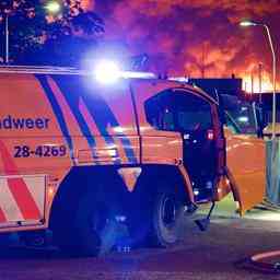 Grossbrand in einem Gewerbegebiet in Groningen mindestens ein Gebaeude verloren