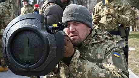 Grossbritannien sagt der Ukraine mehr Militaerhilfe zu — World