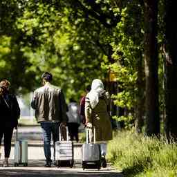 Grosse Gruppe junger Migranten ohne Papiere tritt nicht in den