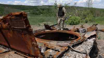 Kriegsbeschaedigte russische Panzer werden auf dem polnischen Platz ausgestellt