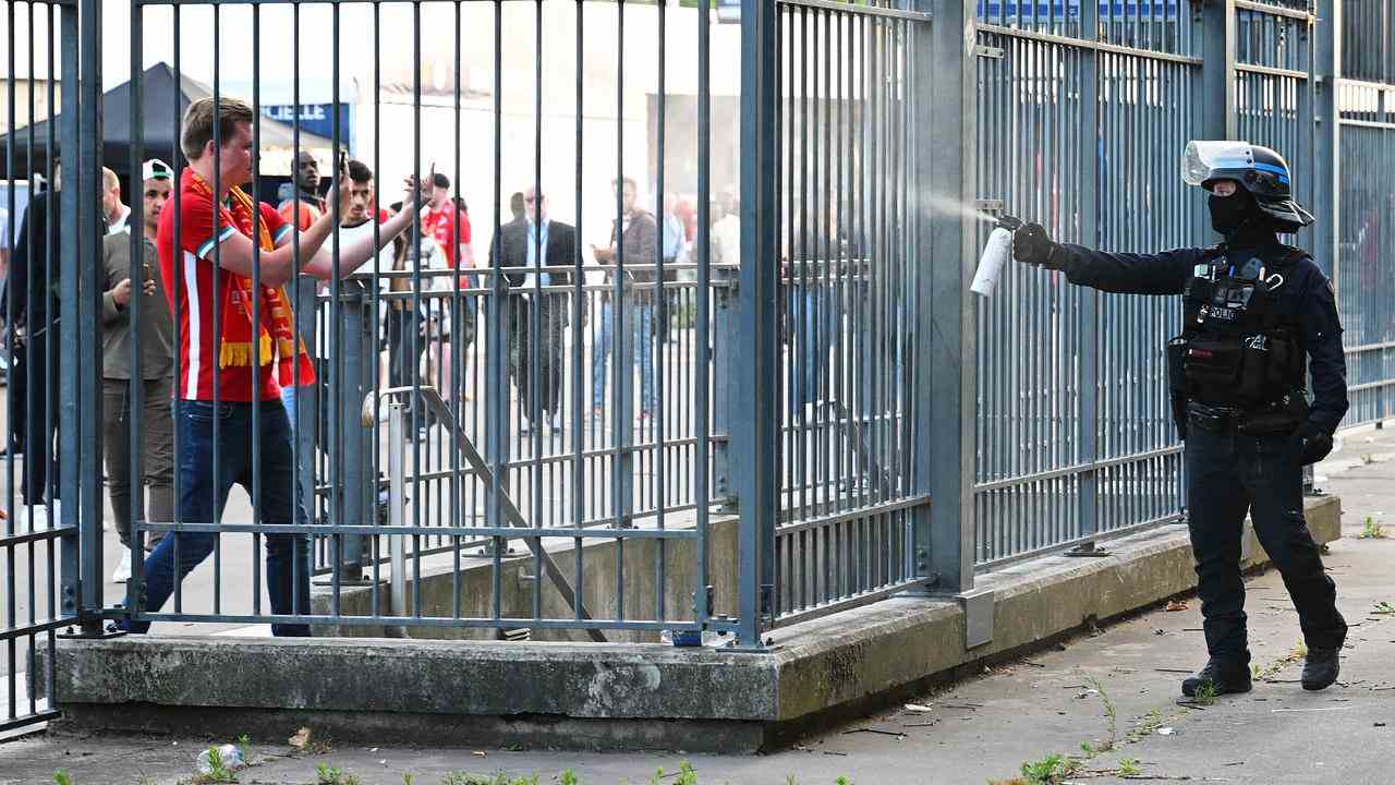 Die französische Polizei setzte Tränengas und Pfefferspray ein, um Fans fernzuhalten.