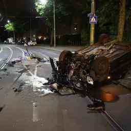 Mann treibt Verkehrszeichen aus dem Boden und Auto landet auf