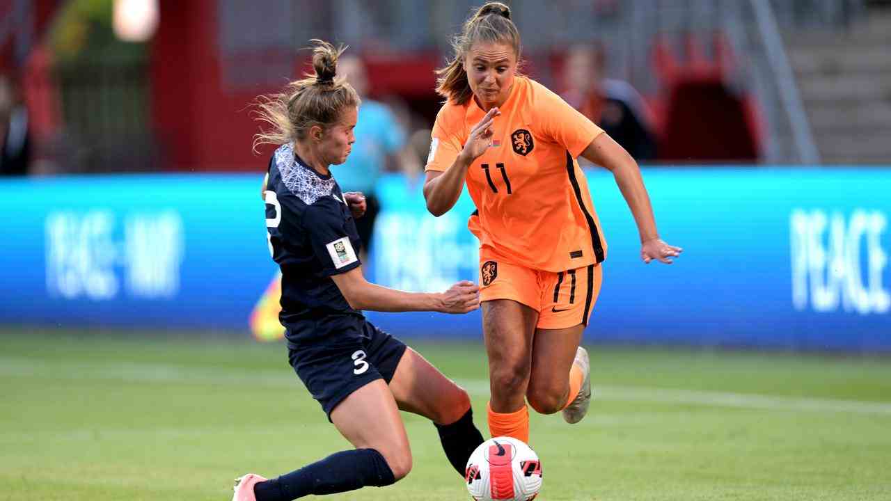 Lieke Martens eilt an einer Spielerin aus Weißrussland vorbei.