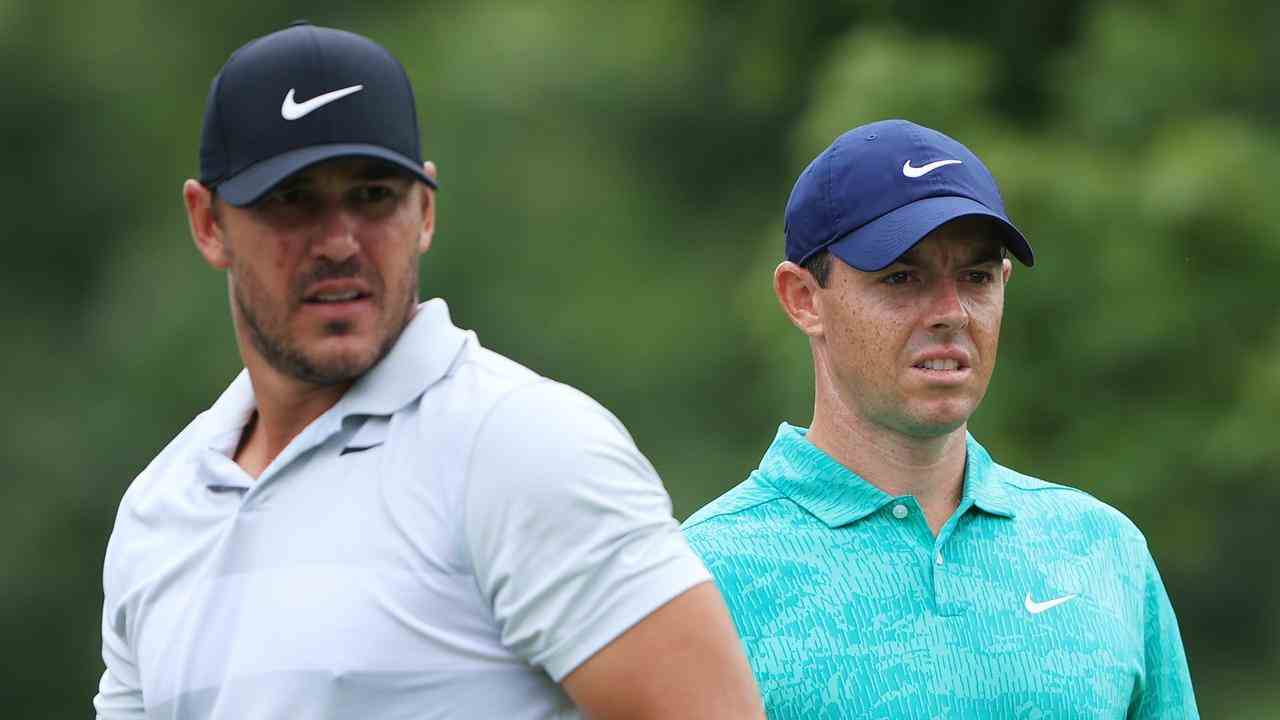 Rory McIlroy (rechts) neben Brooks Koepka.