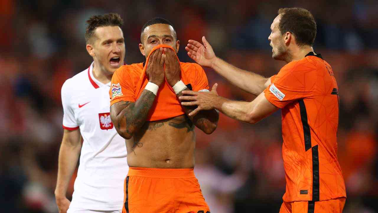 Enttäuschung bei Memphis Depay nach seinem verschossenen Elfmeter.