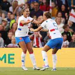 Orange Frauen beim 11 gegen Wiegmans England wegen Torwartfehler