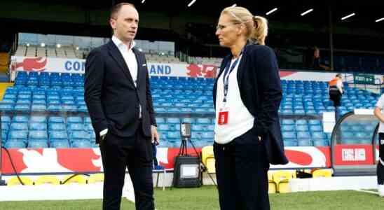 Orange Frauen ohne Miedema gegen Wiegmans England Jubilaeums Spitz Kapitaen