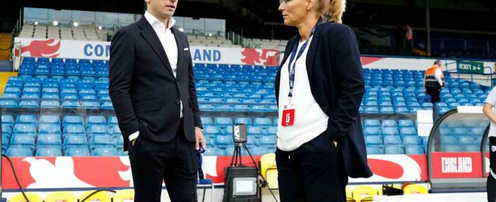 Orange Frauen ohne Miedema gegen Wiegmans England Jubilaeums Spitz Kapitaen