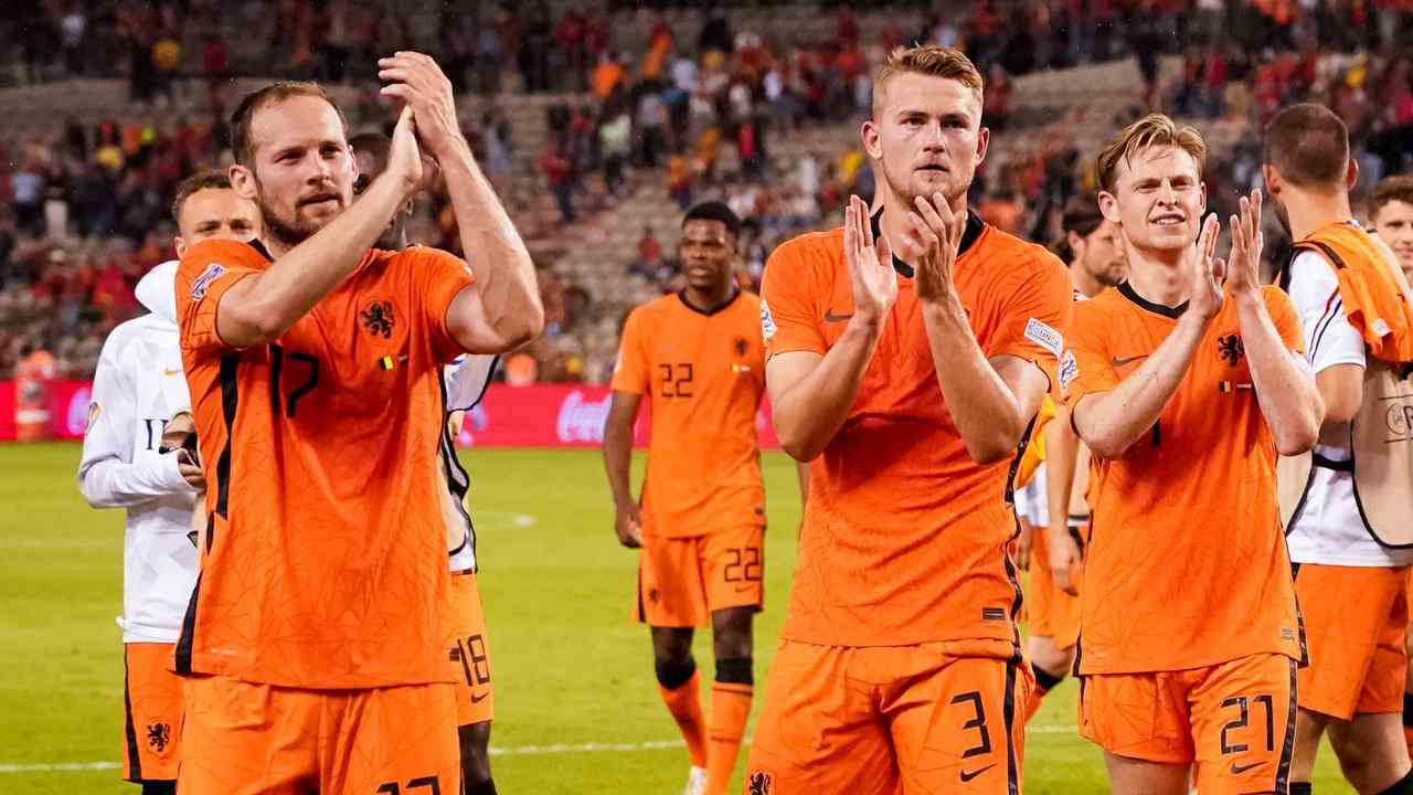 Die Orange-Spieler bedanken sich bei den holländischen Fans im Gästebereich.