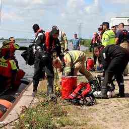 Rettungsdienste beginnen mit Bergungsaktion fuer abgestuerztes Flugzeug am Zwarte Meer