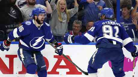 Russen glaenzen als die Stanley Cup Koenige zurueckschlagen — Sport