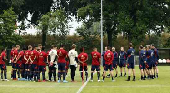 Schreuder leitet zunaechst das Training als Cheftrainer von Ajax