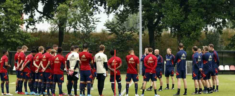 Schreuder leitet zunaechst das Training als Cheftrainer von Ajax