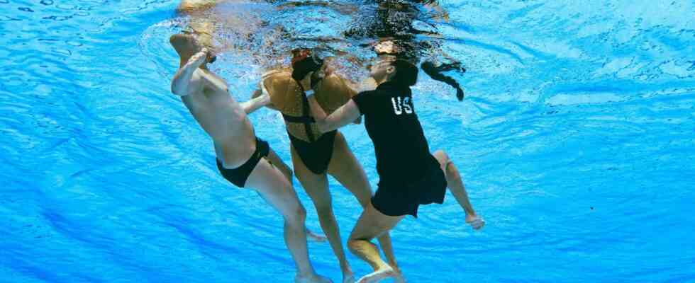 Synchronschwimmer verliert bei Uebung das Bewusstsein und wird von Trainer