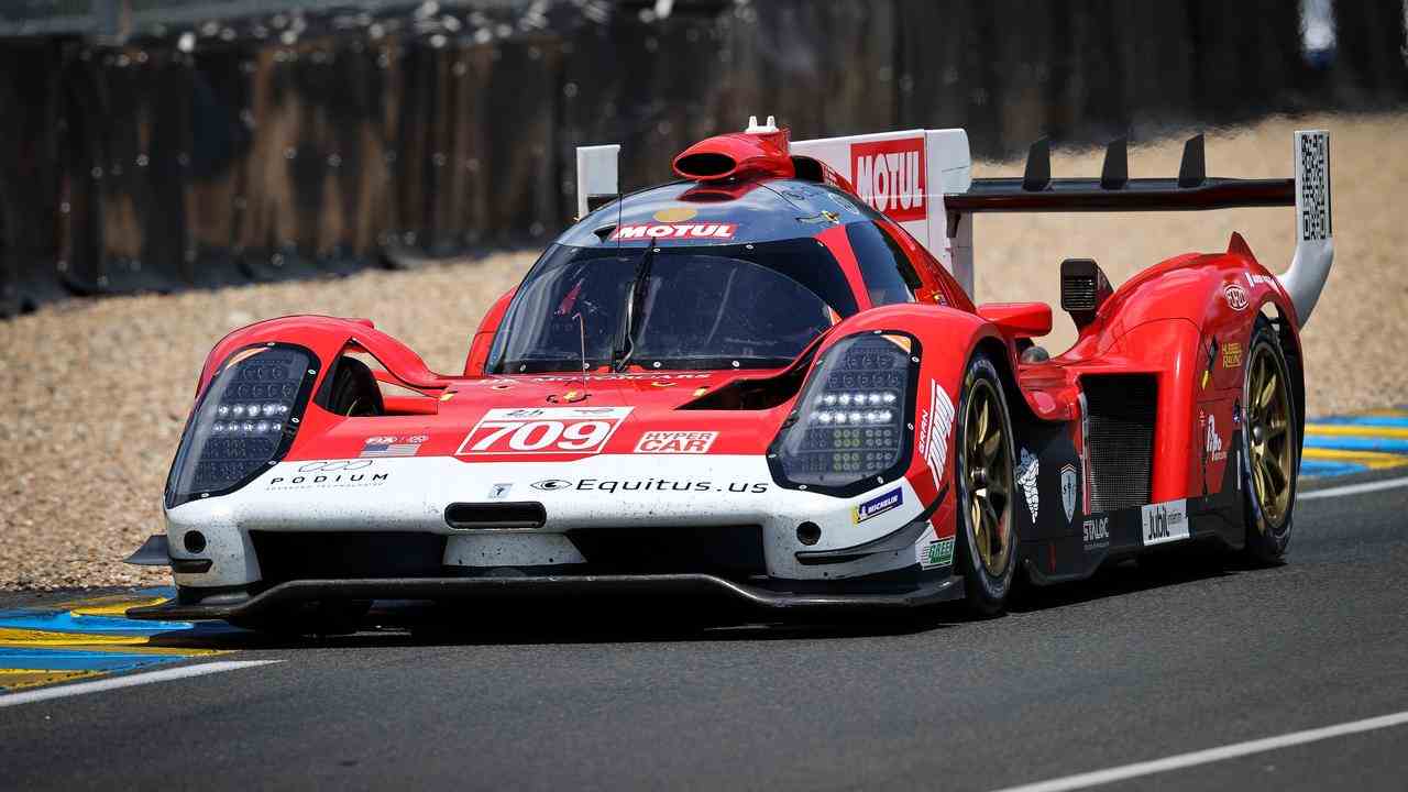 Das winzige Glickenhaus nimmt es mit dem mächtigen Toyota auf.