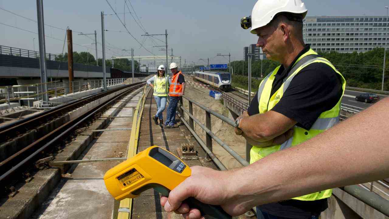 ProRail-Mitarbeiter kontrollieren das Gleis bei einer sogenannten Heat-Inspection.