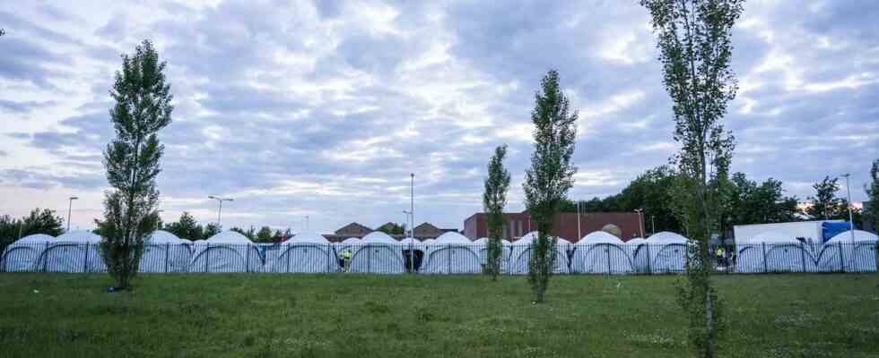 Trotz Notzelten muessen 75 Asylsuchende in Ter Apel auf