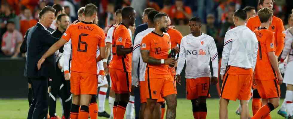 Van Gaal trotz Geisterorange kritisiert Timber und verfehlt Elfmeter Memphis