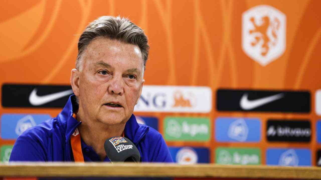 Louis van Gaal sprach am Dienstag in Cardiff vor der Presse.