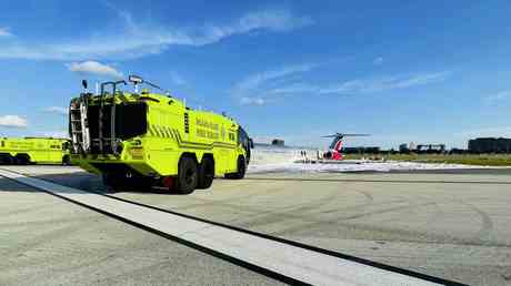 Verkehrsflugzeug faengt nach Bruchlandung Feuer — World