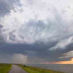 Wettervorhersage Bewoelkter Tag mit regelmaessigen Schauern und Gewittergefahr JETZT