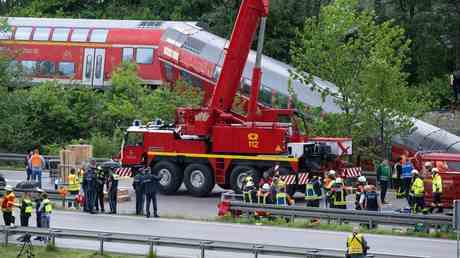 Zug geraet aus den Schienen und toetet vier — World