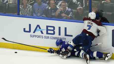 „Gefaehrlicher Hit auf dem russischen Star Mars Stanley Cup VIDEO