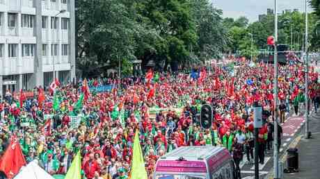 „Stoppt die NATO rufen Demonstranten bei einer massiven Kundgebung im