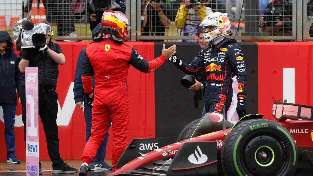 Max Verstappen übermittelt Carlos Sainz seine Glückwünsche.