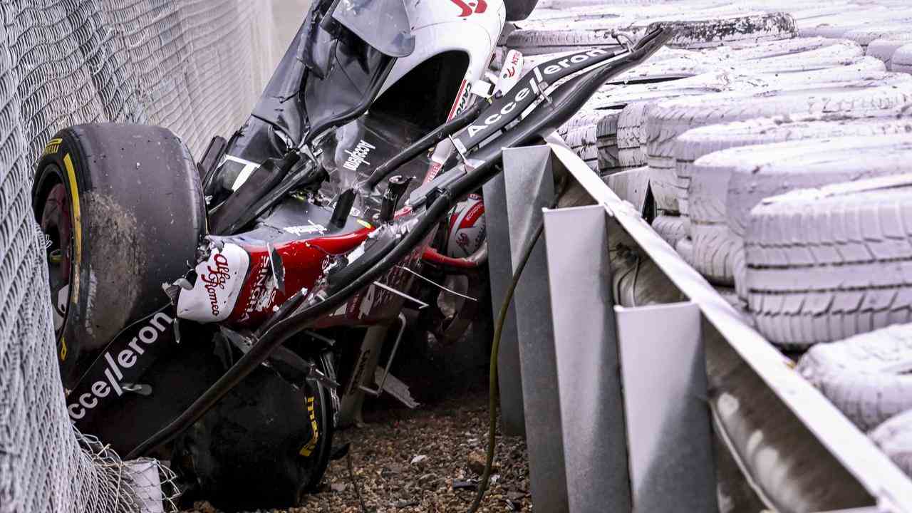 Wie durch ein Wunder traf Zhou die Reifenstapel nicht hart.  Im letzten Moment prallte sein Alfa Romeo hoch, wodurch er über den Reifen in den Zaun prallte.