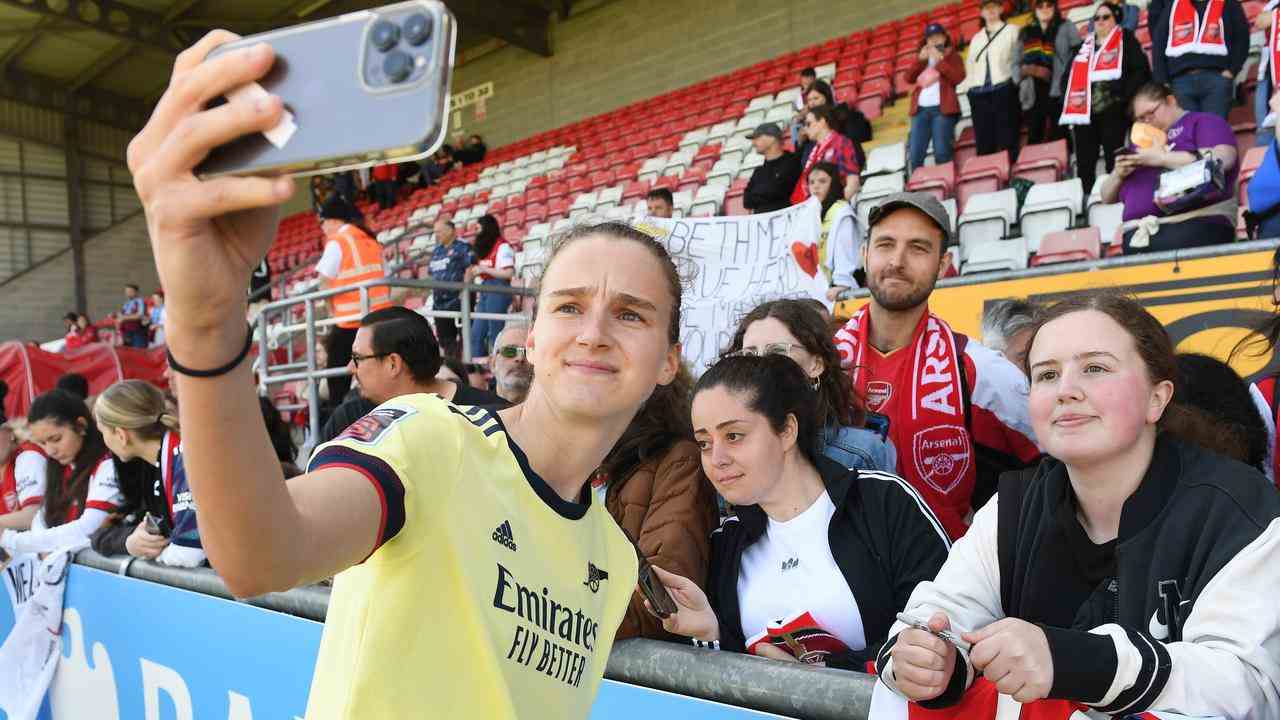 Auch in England wird Miedema oft mit Fans fotografieren.