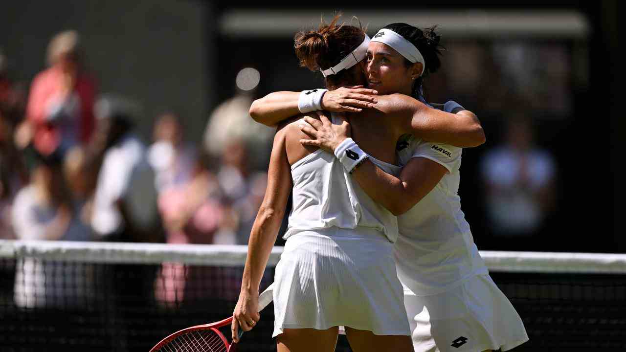 Ons Jabeur und Maria Tatjana umarmen sich nach dem Halbfinale am Netz.