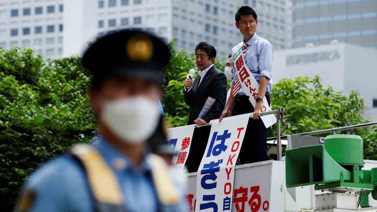 Der frühere japanische Premierminister Shinzo Abe während seiner Rede kurz vor seiner Erschießung.