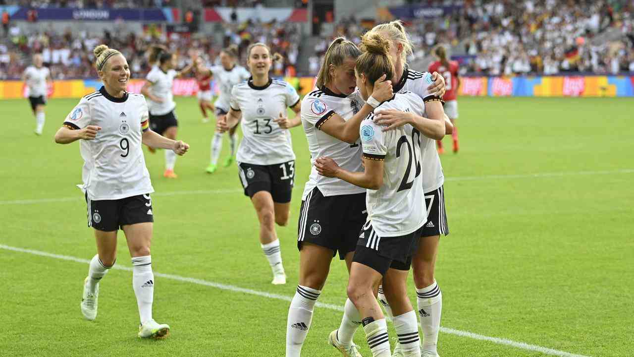 Deutschland jubelt nach dem 1:0 von Lina Magul.