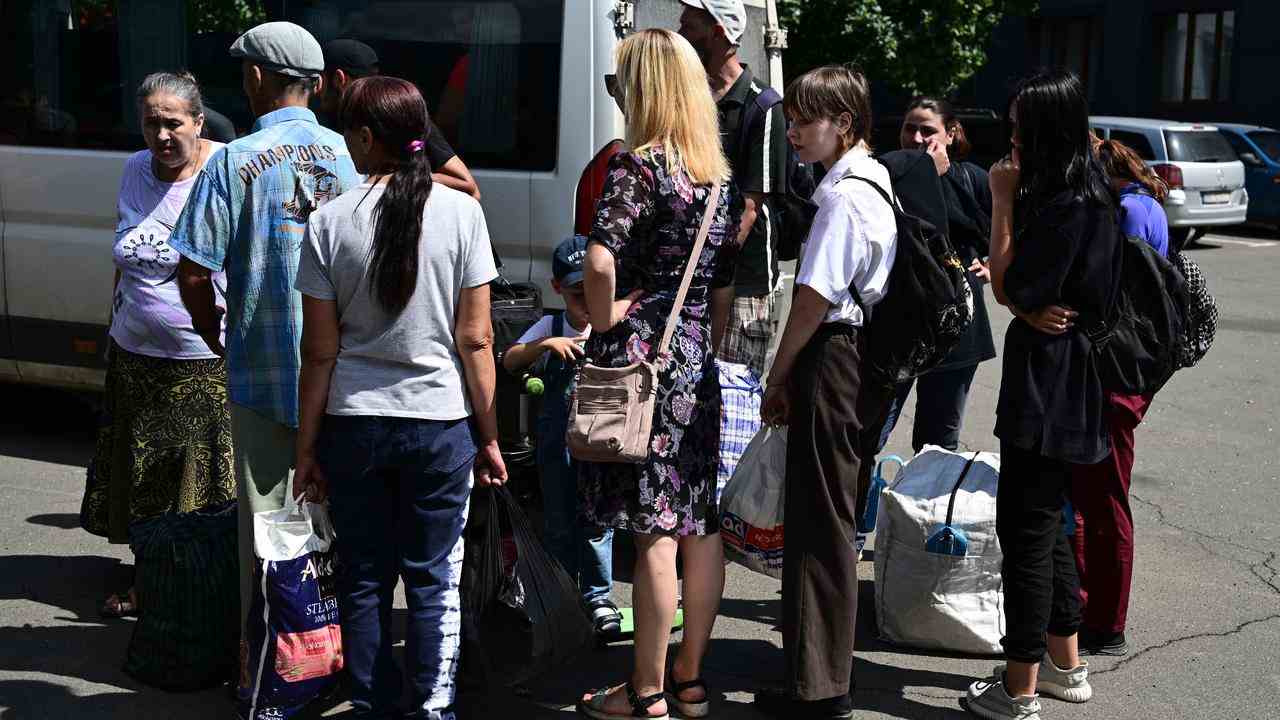 Der Krieg verschärft sich mit stärkeren Waffen auf beiden Seiten.  Immer mehr Zivilisten fliehen.  Wie hier in Bachmut in der Region Donezk.