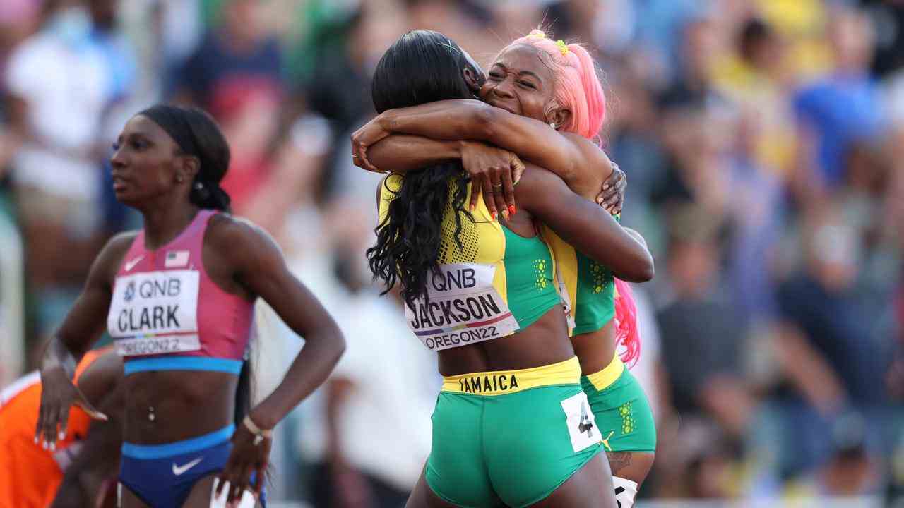 Shelly-Ann Fraser Pryce fliegt Shericka Jackson nach dem Zieleinlauf um den Hals.