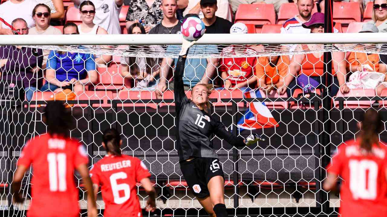 Daphne van Domselaar spielte für die Niederlande im Duell mit der Schweiz eine heroische Rolle.