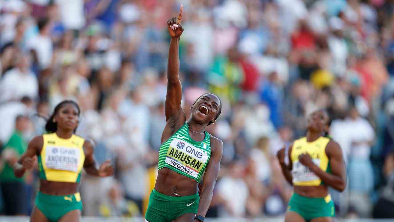 Freude dem neuen Weltmeister Tobi Amusan.